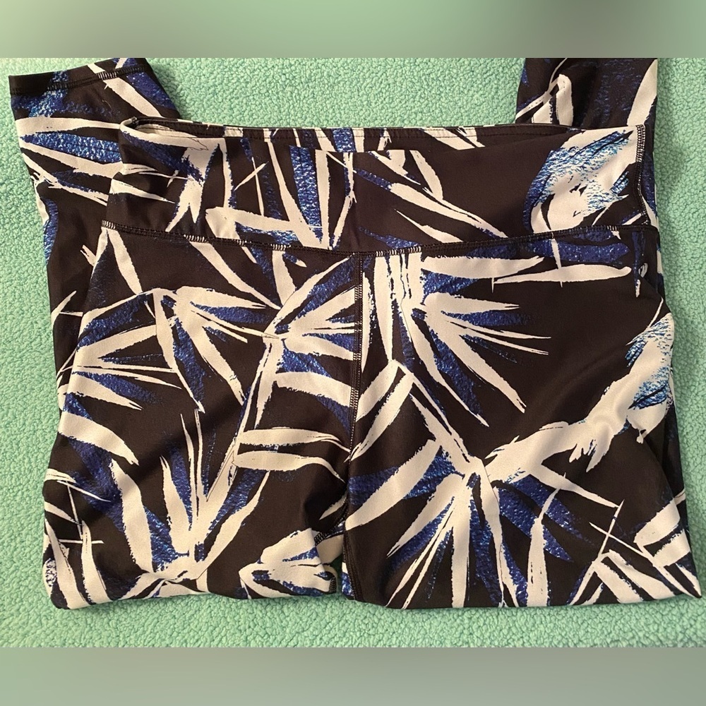 Fabletics size Large women’s exercise leggings EUC - image 2